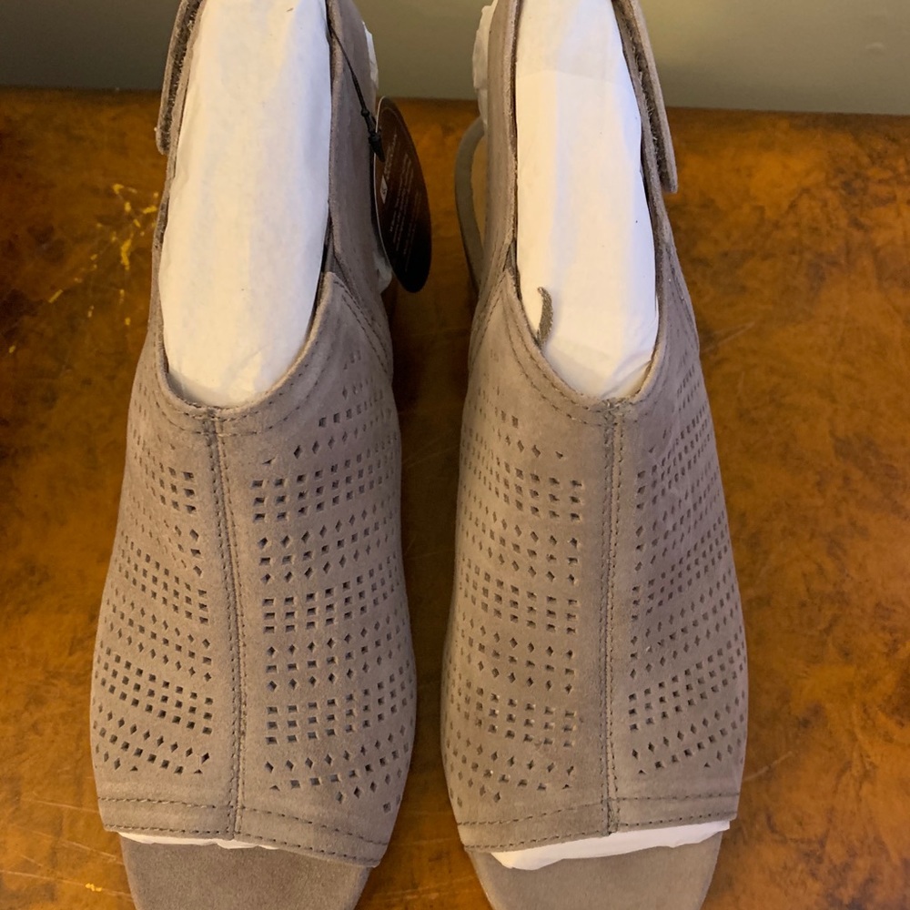 White Mountain Lorna Grey Suede Sandals, 10 M
